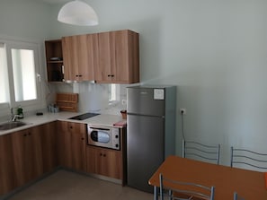 Een koelkast, een oven, een kookplaat, een koffiezetapparaat/waterkoker