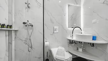 Een douche, een haardroger, handdoeken