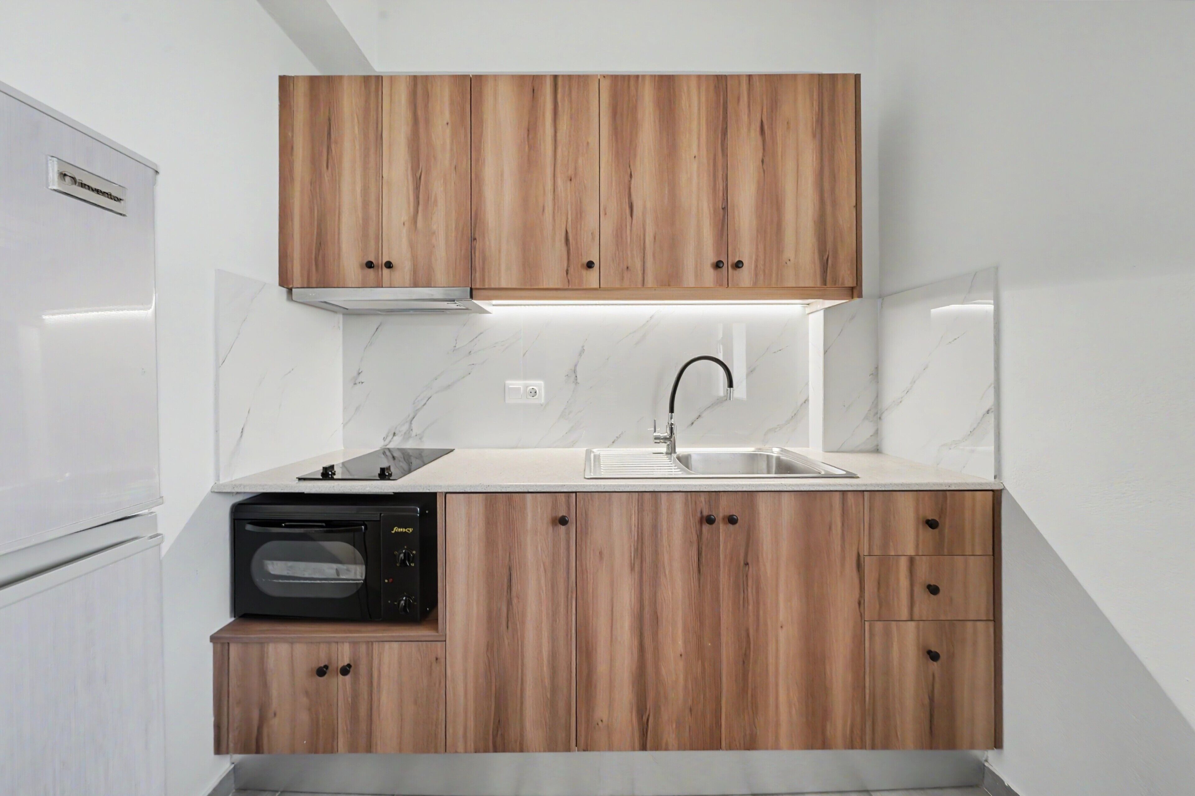 Cafetera y tetera, refrigerador, horno y parrilla de estufa 