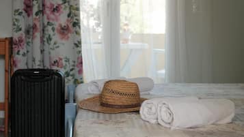 Tabla de planchar con plancha, wifi y ropa de cama