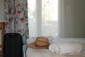 Een strijkplank/strijkijzer, wifi, beddengoed