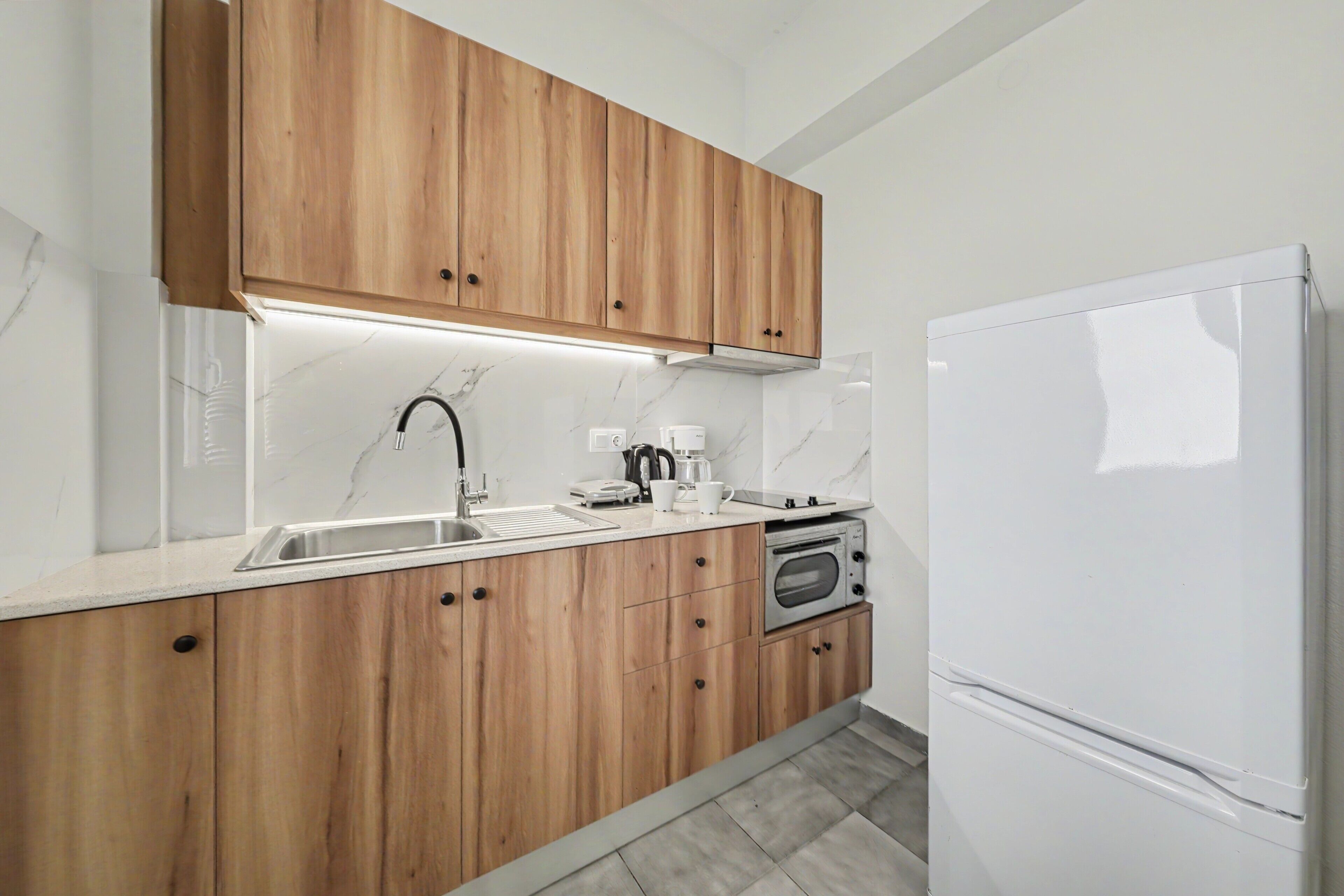 Coffee/tea maker, fridge, oven, stovetop