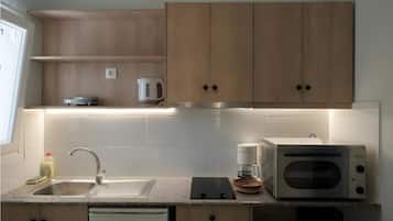 Een koelkast, een oven, een kookplaat, een koffiezetapparaat/waterkoker