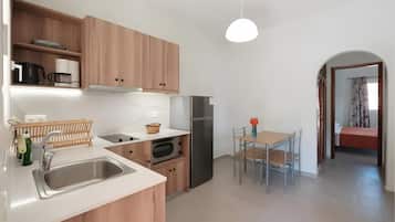 Fridge, oven, stovetop, coffee/tea maker