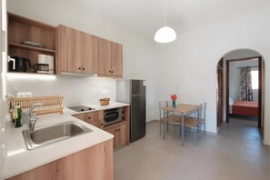 Een koelkast, een oven, een kookplaat, een koffiezetapparaat/waterkoker