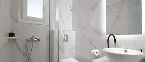 Douche, sèche-cheveux, serviettes fournies