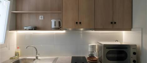 Réfrigérateur, four, plaque de cuisson, cafetiÚre/bouilloire