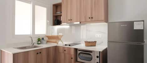 Fridge, oven, stovetop, coffee/tea maker