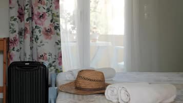 Tabla de planchar con plancha, wifi y ropa de cama