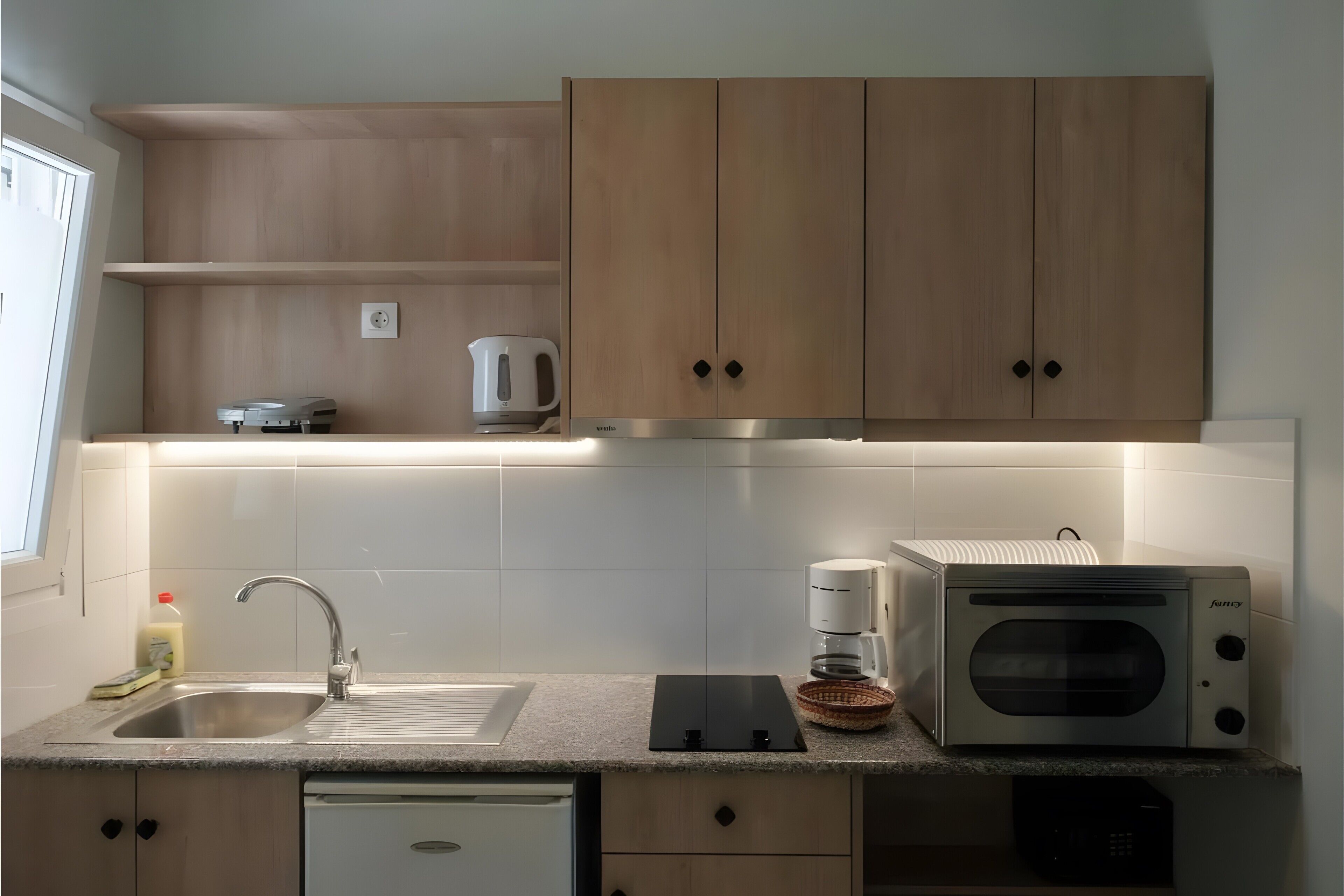 Fridge, oven, stovetop, coffee/tea maker