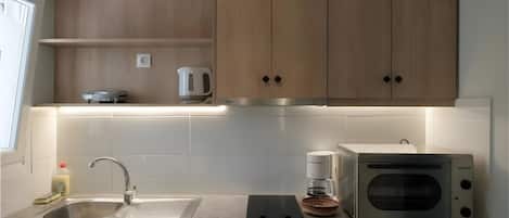 Fridge, oven, stovetop, coffee/tea maker