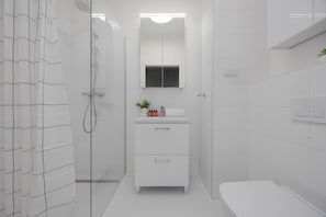 Dusche, Haartrockner, Handtücher, Shampoo