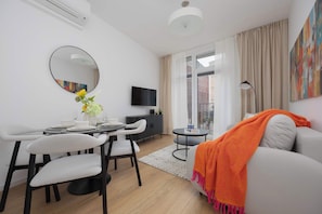 TV, offices - Stylish Apartment in Brewery | Parking and Workspace (Warszawa)