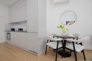 Dining - Stylish Apartment in Brewery | Parking and Workspace (Warszawa)