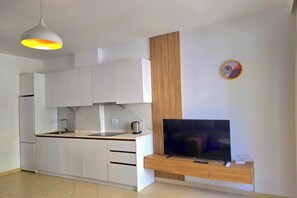 Frigorifero, microonde, piano cottura, lavastoviglie