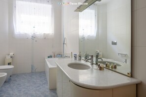 Bidet, towels - For your holidays in Lerici we propose you Il Faro, an apartment located in Lerici and equipped with all the comforts. Composed by a bedroom, a kitchen, a spacious living room and a bathroom, it will you with its simplicity for a relaxing stay. (Lerici)