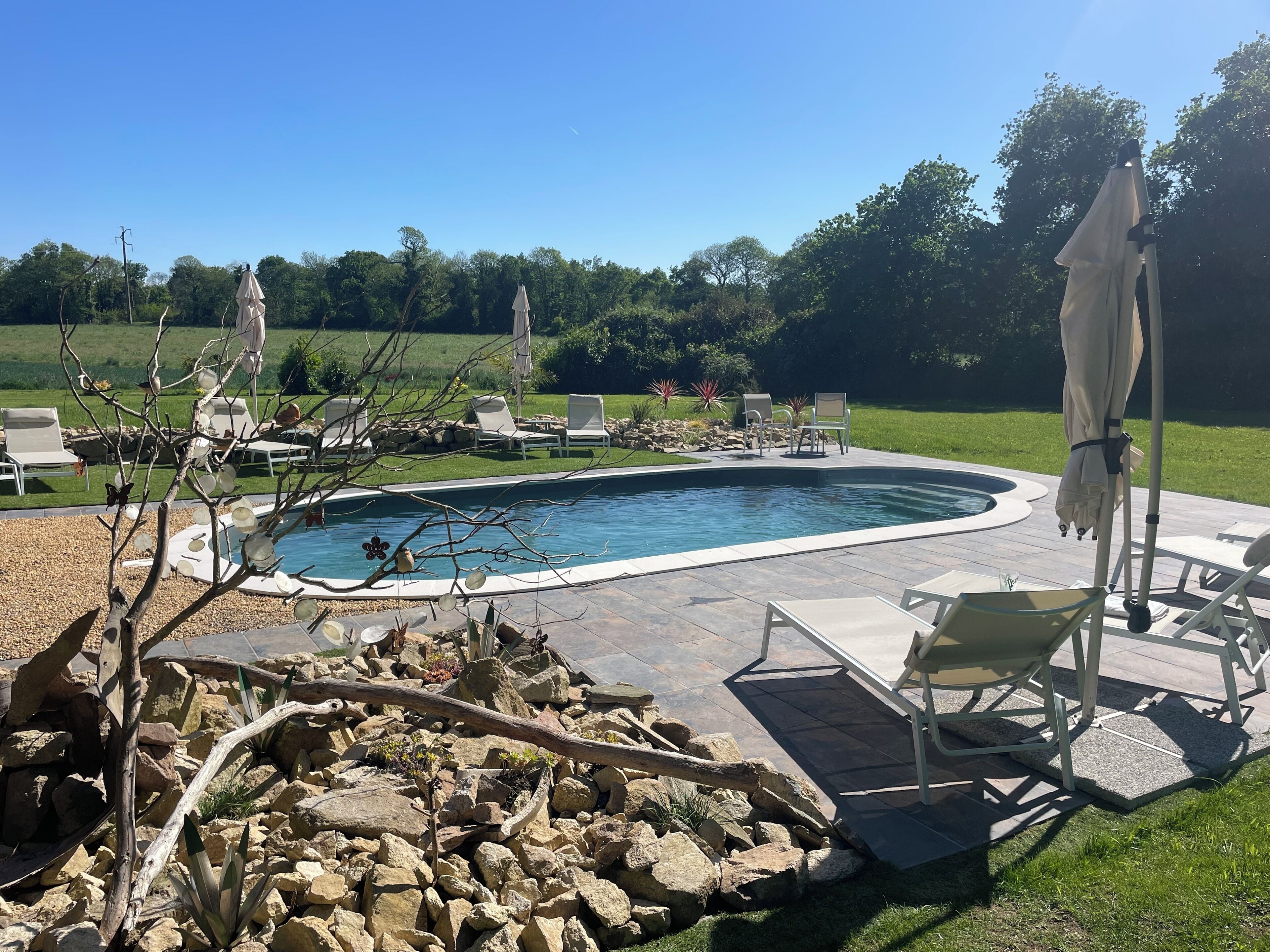 Alberca techada y alberca al aire libre