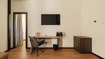 خزنة داخل الغرفة ومكتب وتجهيزات عازلة للصوت وواي فاي مجانًا