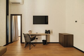 Deluxe Room | In-room safe, desk, soundproofing, free WiFi - Cavour Suites (Ancona)