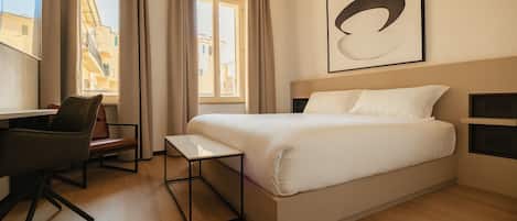 Caja de seguridad en la habitación y escritorio