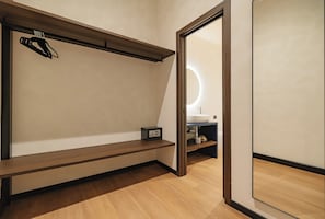 Deluxe Condo | In-room safe, desk, soundproofing, free WiFi - Cavour Suites (Ancona)