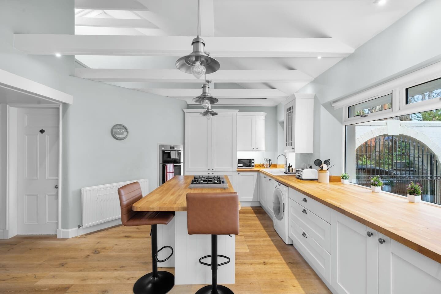 冷蔵庫、電子レンジ、オーブン、コンロ