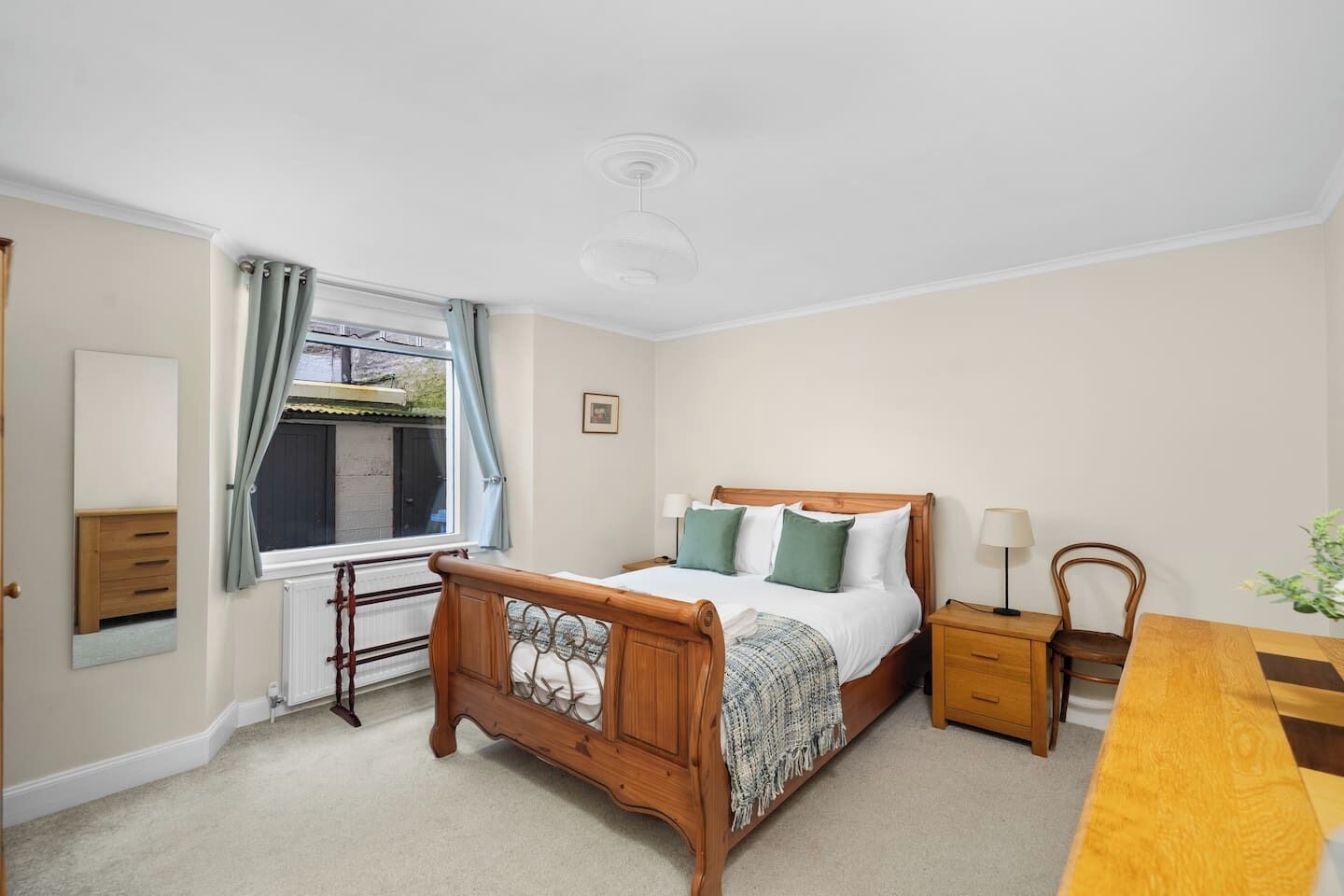 2 bedrooms, desk, WiFi, bed sheets