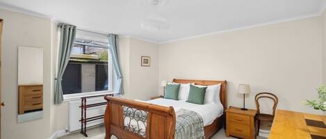 2 bedrooms, desk, WiFi, bed sheets