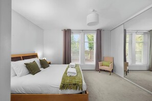 2 bedrooms, desk, WiFi, bed sheets