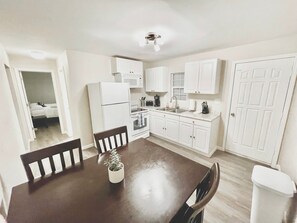 Dining room - Bungalow by the Lake (Gainesville)