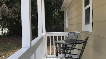 Bungalow, 2 Bedrooms, Patio | Living area