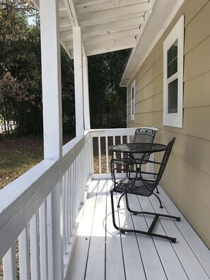 Living area - Bungalow by the Lake (Gainesville)