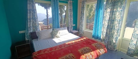 Laptop workspace, rollaway beds, free WiFi, bed sheets