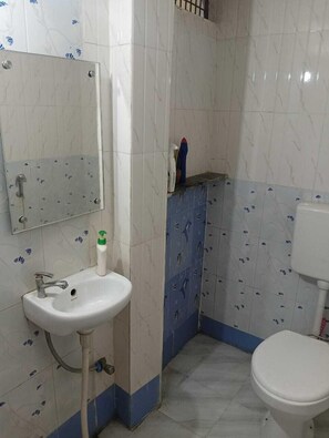 Een douche, gratis toiletartikelen, handdoeken, zeep