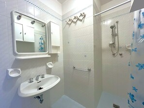 Shower, towels, soap, toilet paper - COND. S.E.A. - TYPE D1 0+2 - D50158 (Bibione Pineda)