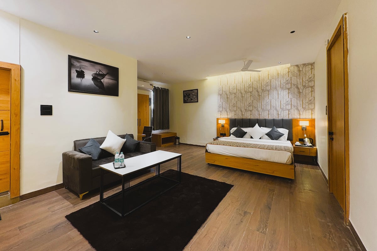 Desk, laptop workspace, free WiFi, bed sheets