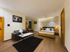 Desk, laptop workspace, free WiFi, bed sheets - HOTEL KUNDAN COURTYARD (Gwalior)