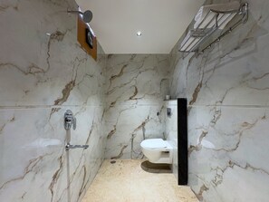 Shower, towels, soap, shampoo - HOTEL KUNDAN COURTYARD (Gwalior)