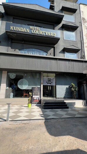 Front of property - HOTEL KUNDAN COURTYARD (Gwalior)