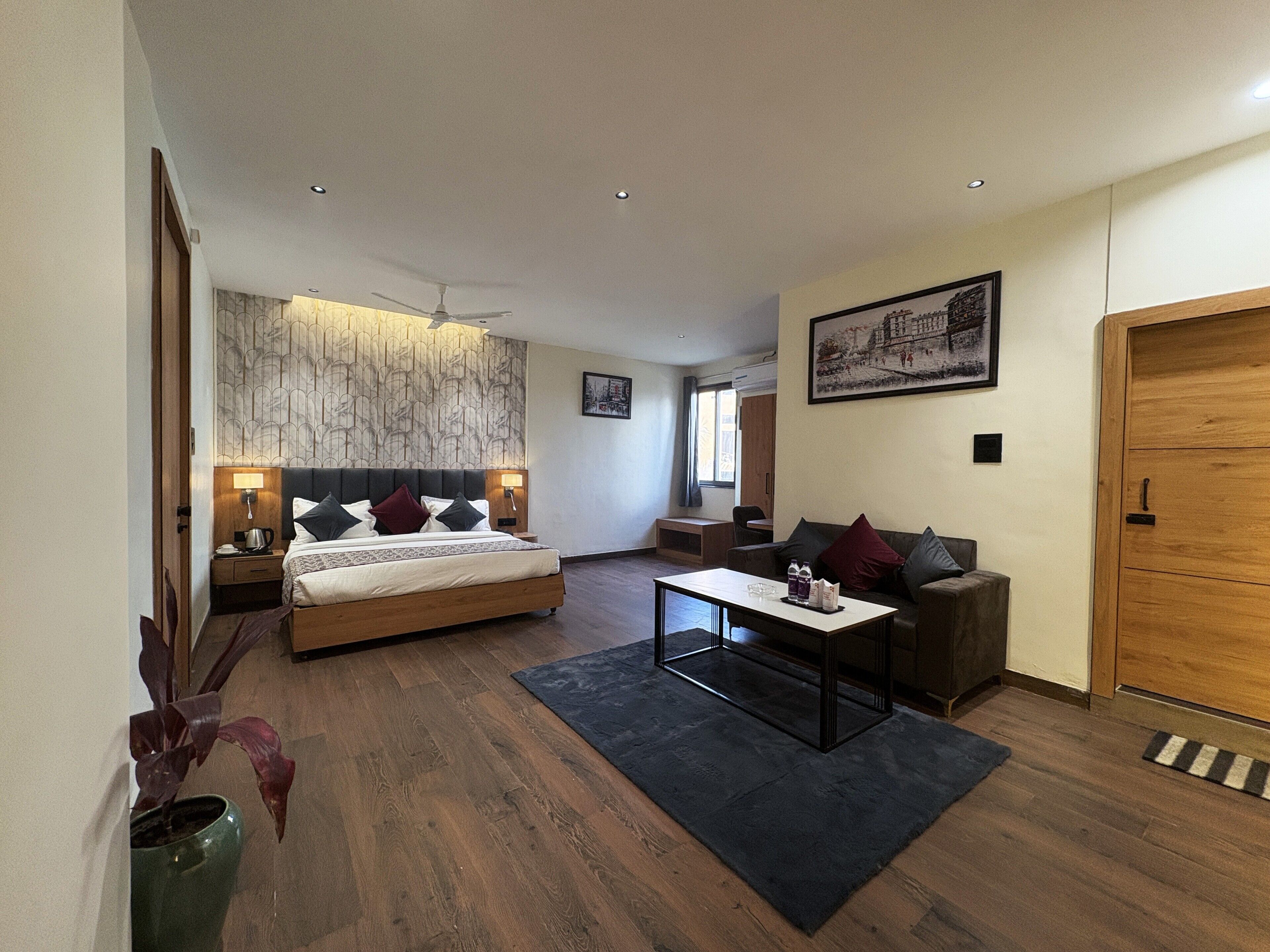 مكتب ومساحة عمل للكمبيوتر المحمول وواي فاي مجانًا وملاءات أسرّة