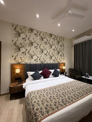 Desk, laptop workspace, free WiFi, bed sheets - HOTEL KUNDAN COURTYARD (Gwalior)