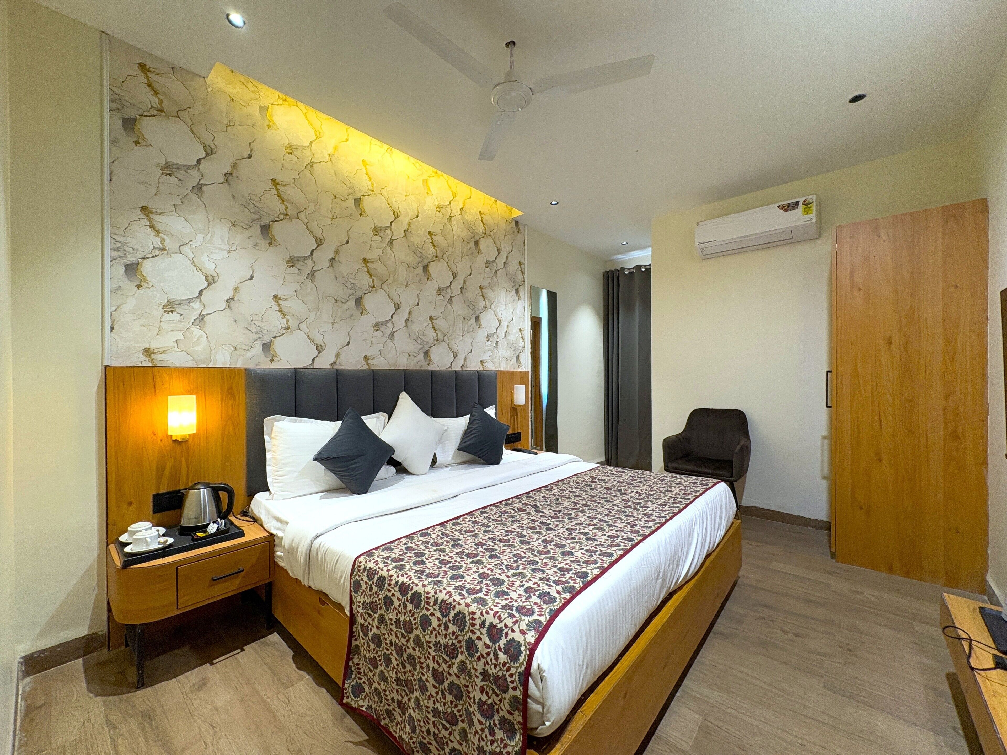 Executive Room | Desk, laptop workspace, free WiFi