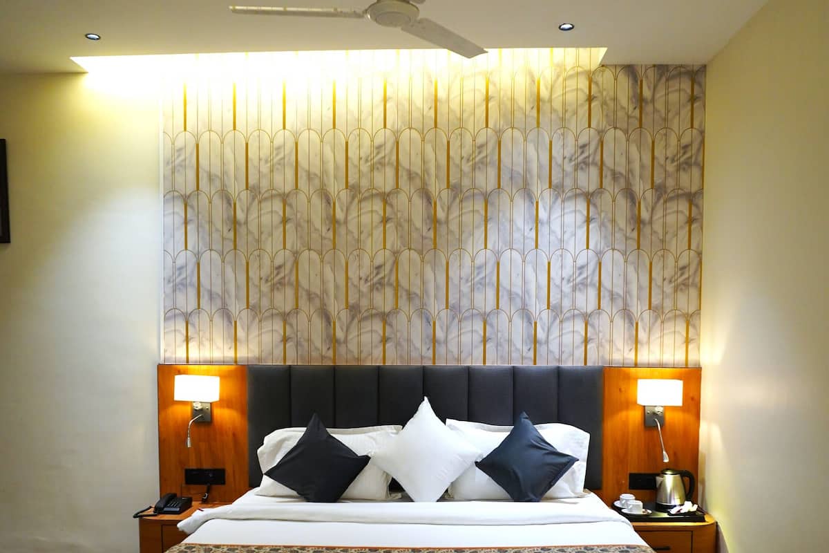 Deluxe Room | Desk, laptop workspace, free WiFi, bed sheets