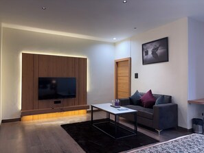 Desk, laptop workspace, free WiFi, bed sheets - HOTEL KUNDAN COURTYARD (Gwalior)