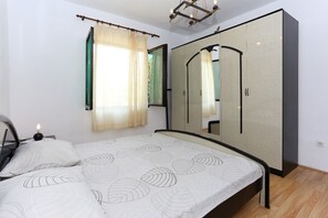 Iron/ironing board, free WiFi - House Marcelo (Marina)