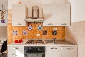 Kühlschrank, Ofen, Herdplatte, Kochgeschirr/Geschirr/Besteck