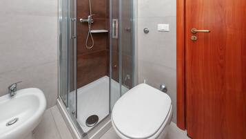Een douche, handdoeken