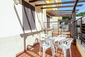 Outdoor dining - Apartment 'Trilo Giotto By Salento Limits' with Private Terrace, Private Garden and Air Conditioning (Porto Cesareo)