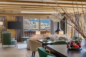 Dining - Holiday Home 'Wef 2026 Vip Penthouse' with Mountain View, Balcony and Wi-Fi (Klosters-Serneus)