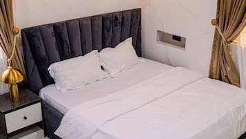 Een bureau, een laptopwerkplek, verduisterende gordijnen